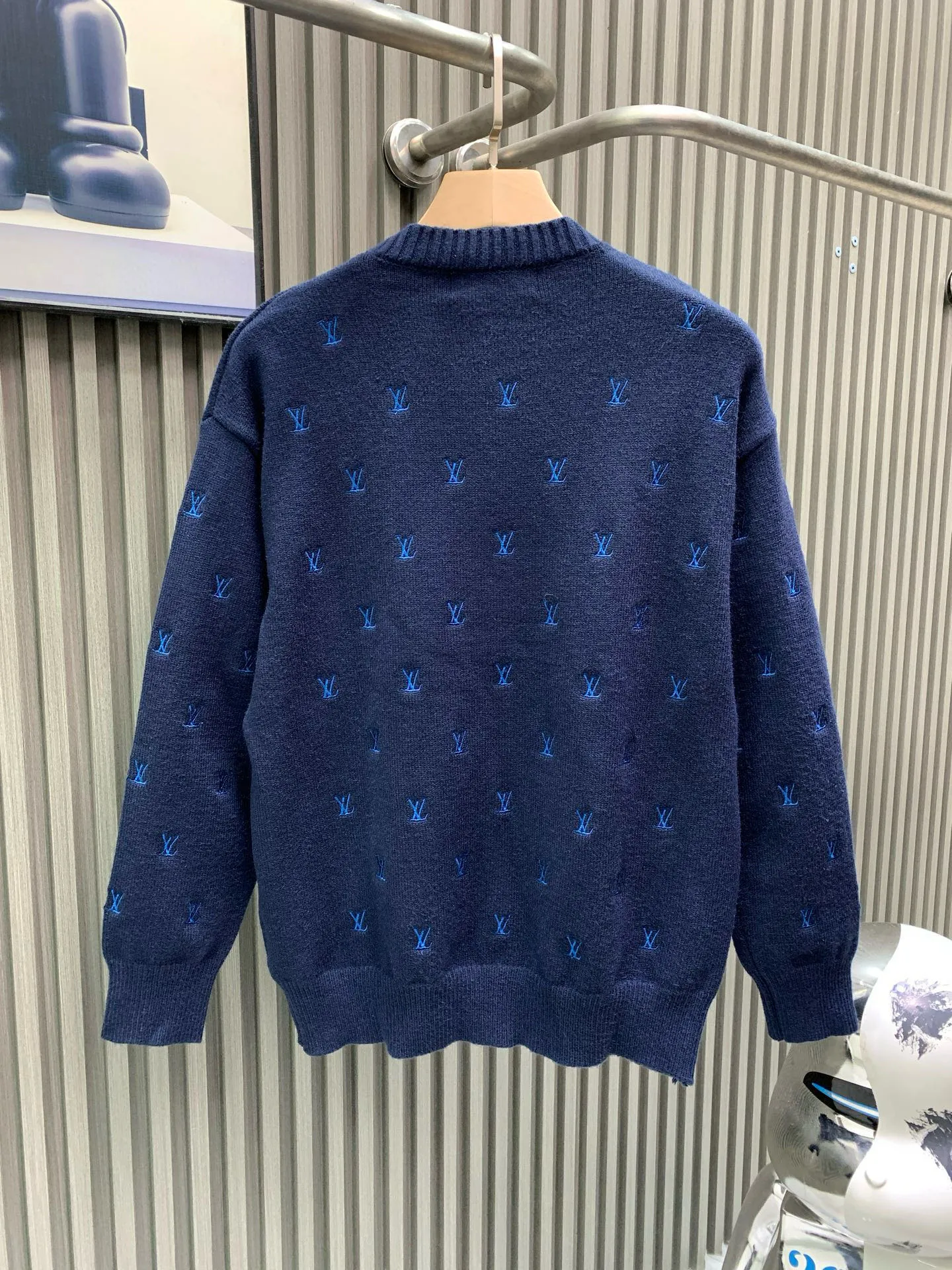 🅿️400 🀄️ Louis Vuitton 1*v full logo small embroidered round neck sweater. Originally purchased after 15,000. Fei Dong co-branded series. Fixed color and dyed sheep wool material. 7S special custom weaving and dyeing yarn. Hanging wool tissue piece. Made of sheep wool material knitted piece. The texture of the fabric is clear and rich. The whole piece is made with full embroidery technology. There are about 168 small embroideries. The embroidery uses fixed-dyed matte embroidery thread on the board and the stitch embroidery process. The pattern is embroidered with thousands of Tajima machine needles. The fine stitching method is dense and ultra-high density without revealing white. The pattern is clear and the lines and three-dimensional sense are strong to enrich the overall picture space. Special cotton wool material is washed and treated. The elastic fiber of sheep wool gives the fabric a high degree of resilience, allowing the clothes to maintain a lasting freshness and durability. Due to its fiber structure and special scale structure, sheep wool also has excellent warmth retention properties and anti-wrinkle properties. Keeps you warm and looks stylish